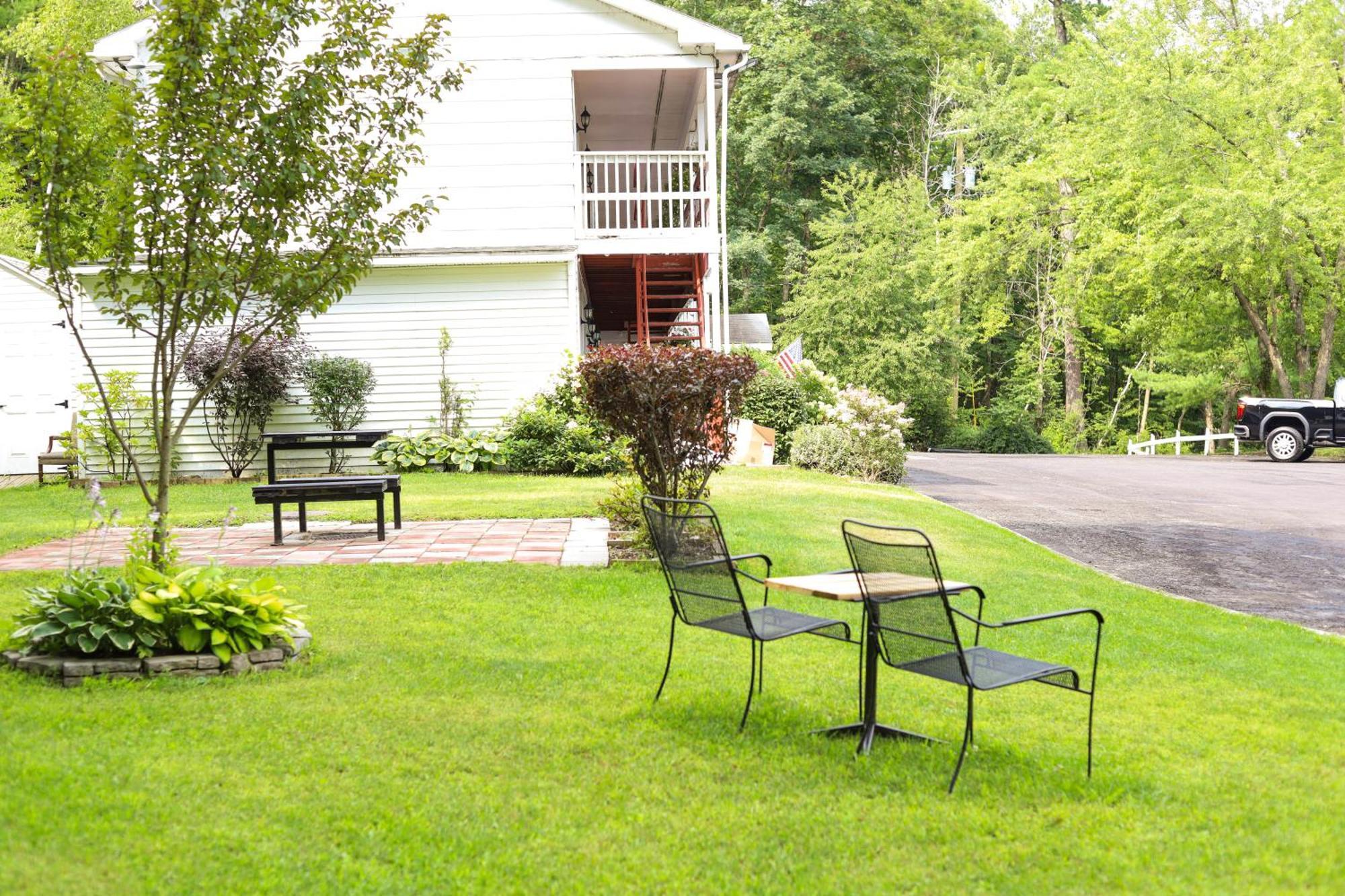 Chatham Travel Lodge Old Chatham Extérieur photo