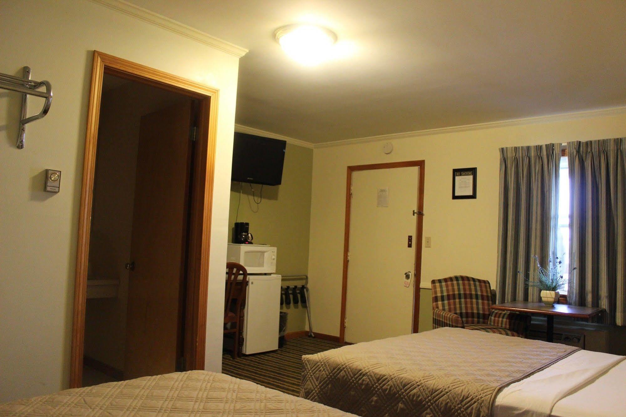 Chatham Travel Lodge Old Chatham Extérieur photo