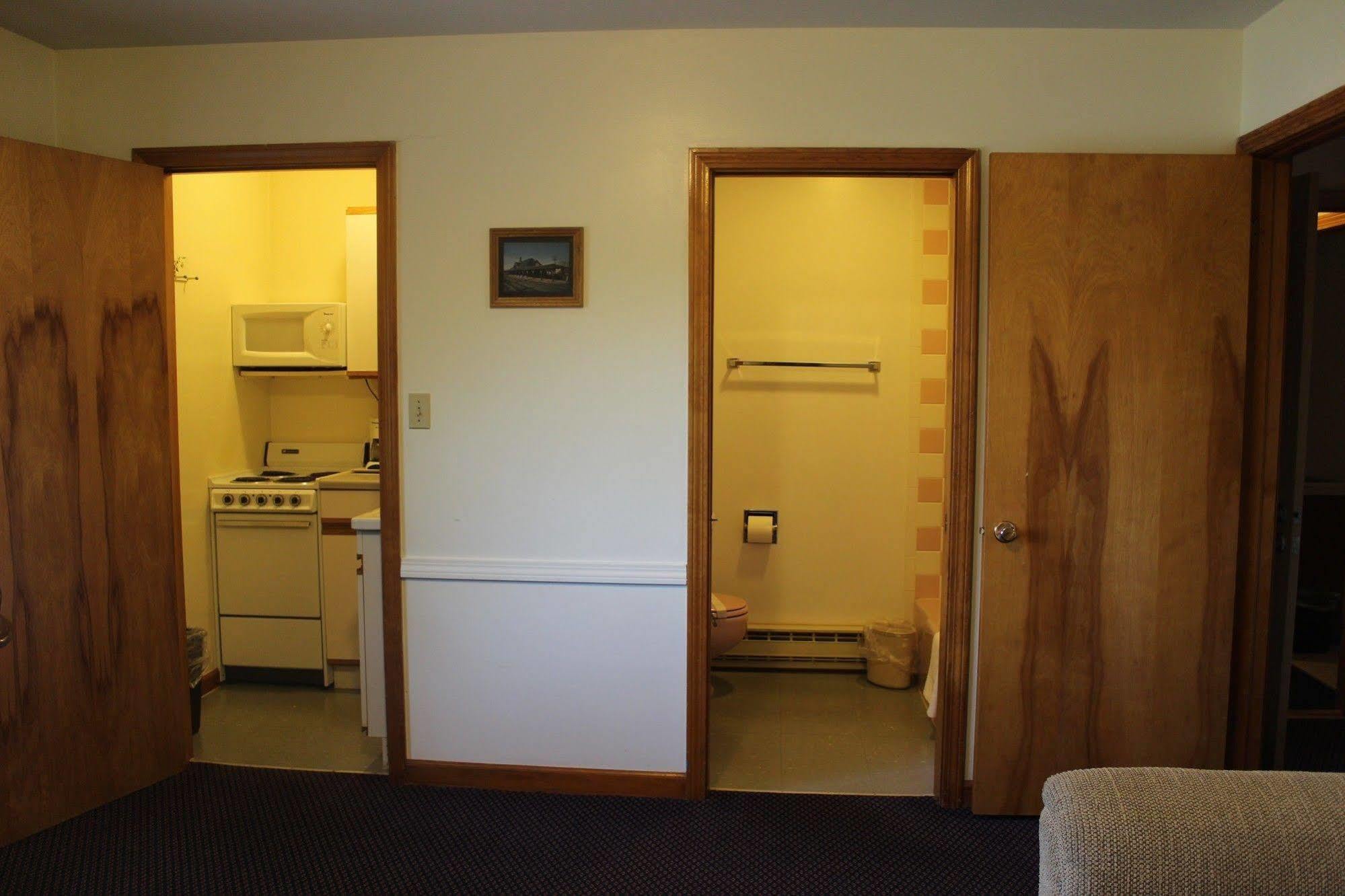 Chatham Travel Lodge Old Chatham Extérieur photo