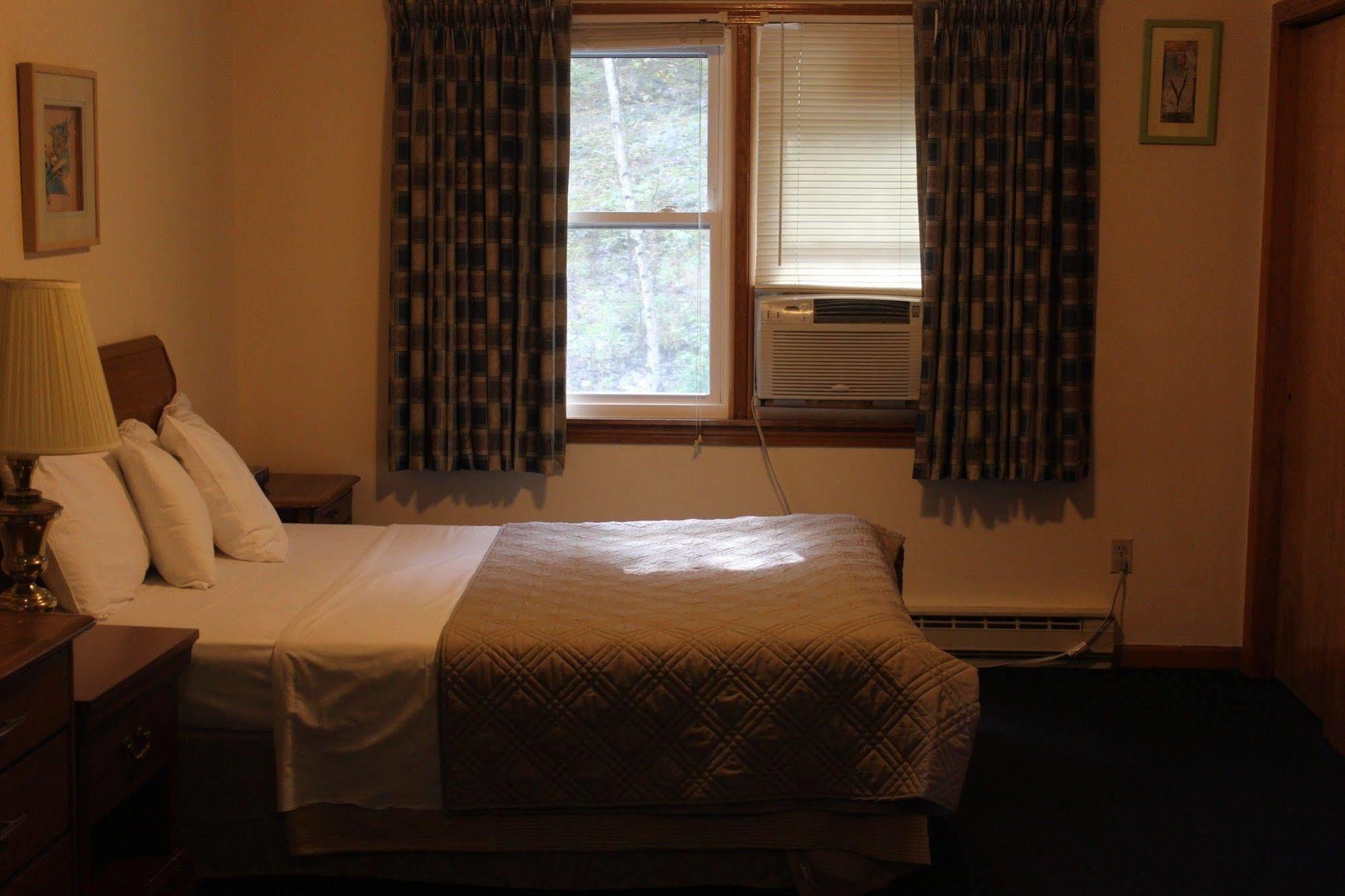 Chatham Travel Lodge Old Chatham Extérieur photo