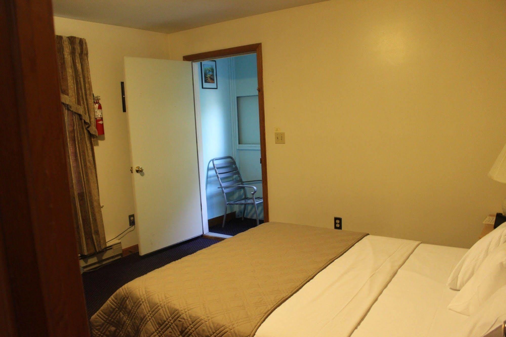 Chatham Travel Lodge Old Chatham Extérieur photo
