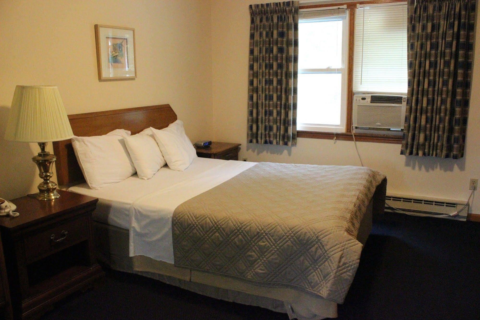 Chatham Travel Lodge Old Chatham Extérieur photo